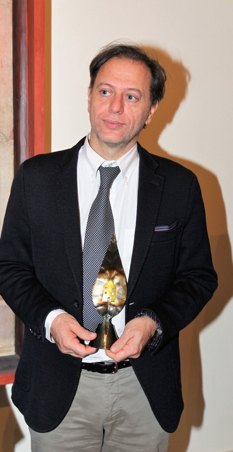Paolo Giulierini con il Premio GreenCare "lancia foglia" Paolo Giulierini con il Premio GreenCare "lancia foglia"