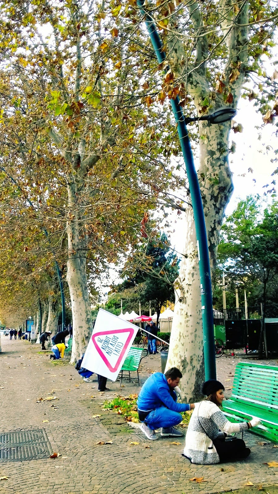 I volontari di Sii Turista della tua città durante l'intervento di pitturazione delle panchine 