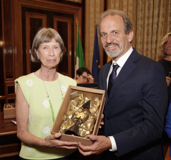 Il direttore dell'Orto Botanico di Portici Riccardo Motti premia Sijtsken Dupon per il suo giardino di Cicciano.