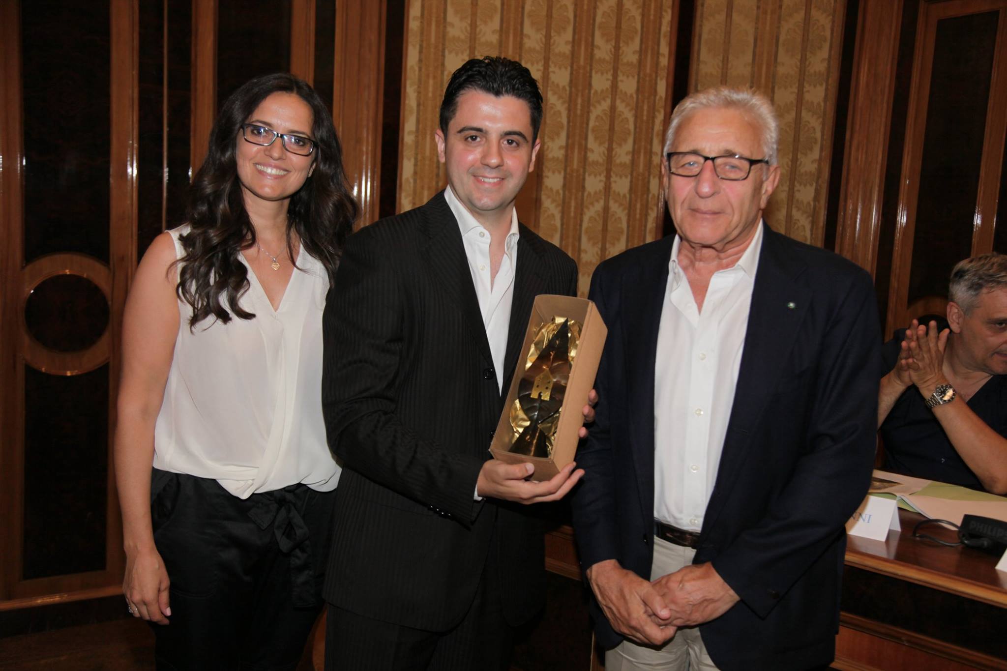 Premiazione dell'Istituto 43° Tasso-San Gaetano con il cavaliere del lavoro Gianni Russo, sponsor con la Russo di Casandrino Spa, delle attività civiche del Premio GreenCare.