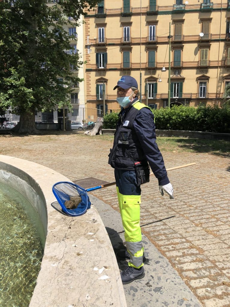 Un dipendente dell'ABC mentre ripulisce la Fontana della Tazza di Porfido in Villa Comunale