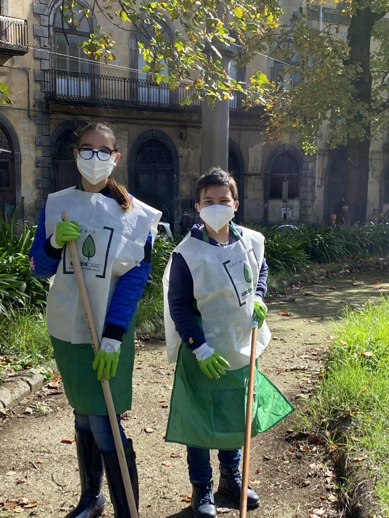 Caterina Coppola con il fratello Gennaro in una azione volontaria di cura di un giardino storico 