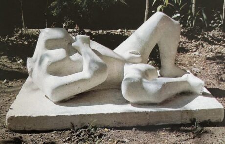 Renato Barisani, Nudo sdraiato. L’opera è collocata su un’aiuola del giardino dell’Accademia